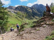 59 L'aquila osserva in alto